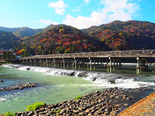 秋の嵐山渡月橋