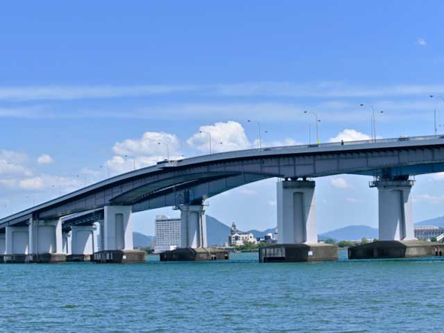 迫力満点！琵琶湖大橋くぐり