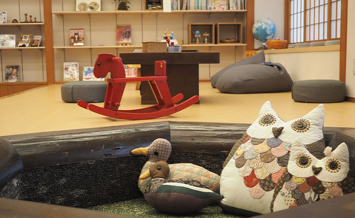 近江昔話らいぶらり囲炉裏の間、図書コーナー