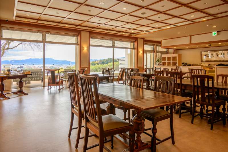 四季折々の景色を楽しみながら、ドリンクやオリジナルアイスクリーム、パンとスープの軽食セットなどお召し上がりいただけます。喫茶「ゆすらうめ」